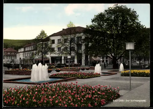 AK Bad Orb, Der Salinenplatz, Springbrunnen, Blumenbeete, Gebäude