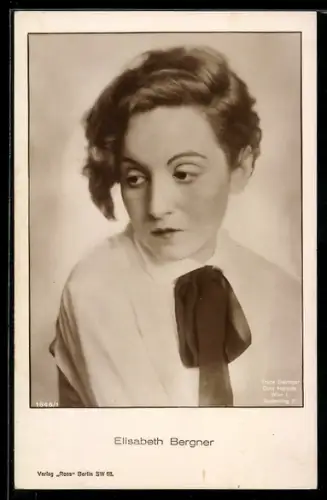 Foto-AK Trude Geiringer and Dora Horovitz, Schauspielerin Elisabeth Bergner mit verträumten Blick porträtiert