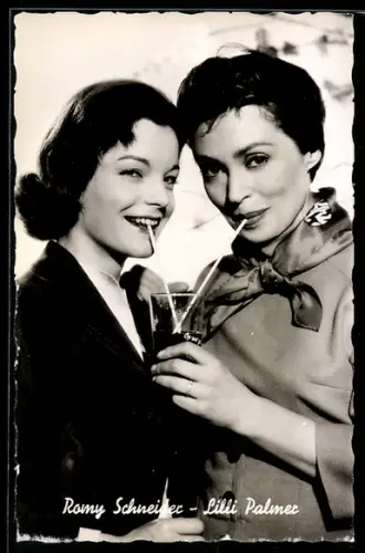 AK Die Schauspieler Romy Schneider und Lilli Palmer trinken mit Strohhalm aus einem Cocktailglas