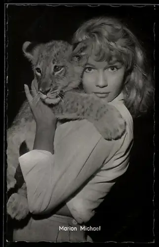 AK Schauspielerin Marion Michael mit Leopardenjungem