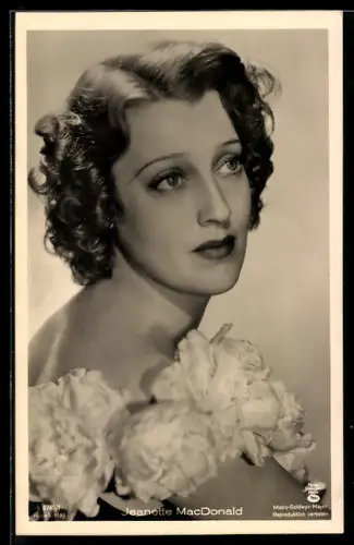 AK Schauspielerin Jeanette MacDonald mit träumerischen Blick