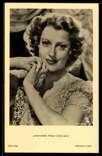 AK Schauspielerin Jeanette MacDonald mit freundlichem Blick
