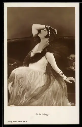 AK Schauspielerin Pola Negri im Tüllkleid