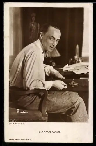 AK Schauspieler Conrad Veidt an Schreibtisch sitzend porträtiert