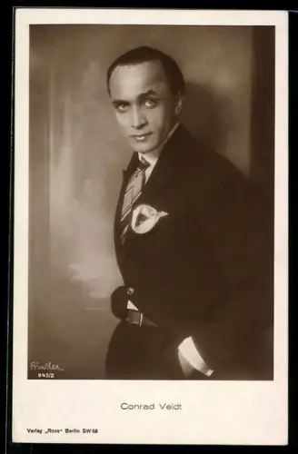AK Schauspieler Conrad Veidt im Anzug posierend