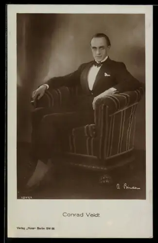 AK Schauspieler Conrad Veidt beim Rauchen
