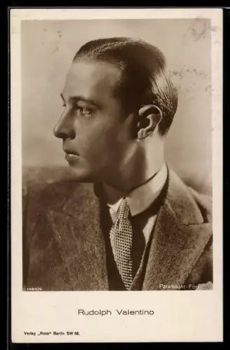 AK Schauspieler Rudolph Valentino im Anzug zur Seite blickend