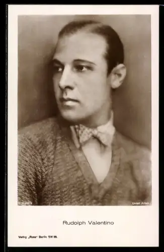 AK Schauspieler Rudolph Valentino ernst blickend