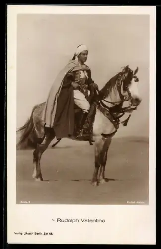 AK Schauspieler Rudolph Valentino auf einem Pferd