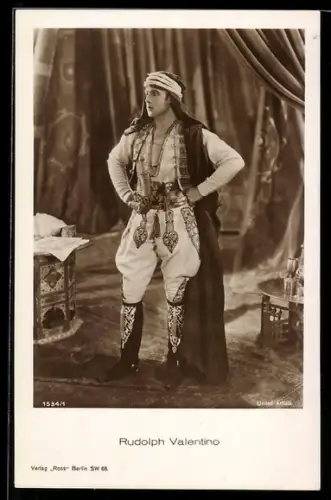 AK Schauspieler Rudolph Valentino in einer Rolle