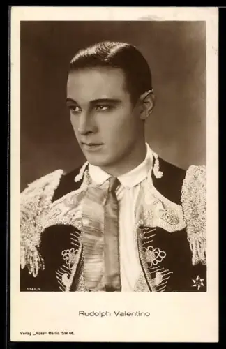 AK Schauspieler Rudolph Valentino in einem Filmkostüm