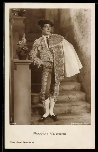 AK Schauspieler Rudolph Valentino als Torero in einer Filmszene