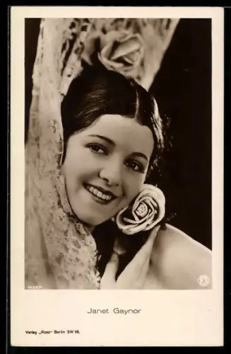 AK Schauspielerin Janet Gaynor mit freundlichem Lächeln