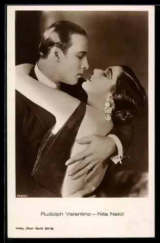 AK Schauspieler Rudolph Valentino und Schauspielerin Nita Naldi in einer Filmszene