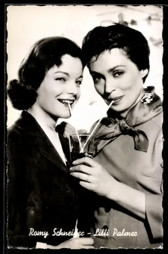 AK Die Schauspieler Romy Schneider und Lilli Palmer trinken mit Strohhalm aus einem Cocktailglas