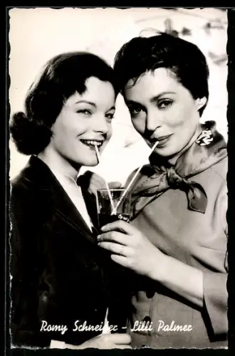 AK Die Schauspieler Romy Schneider und Lilli Palmer trinken mit Strohhalm aus einem Cocktailglas