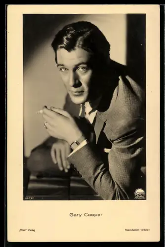 AK Schauspieler Gary Cooper beim Rauchen