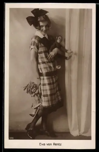 AK Schauspielerin Eva von Rentz mit Puppe und Plüschtier