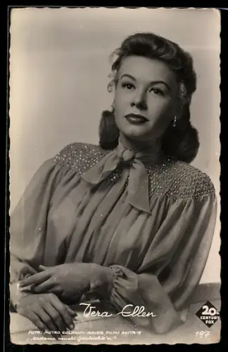 AK Schauspielerin Vera Ellen in bestickter Bluse