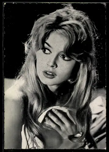 AK Schauspielerin Brigitte Bardot schaut seitlich