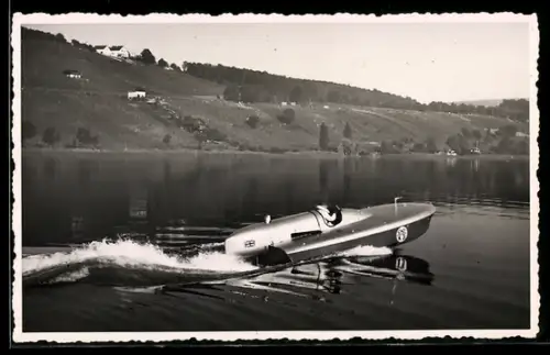 Foto-AK Campell erprobt sein neues Boot