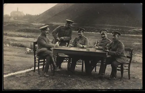 Foto-AK Soldaten sitzen beim Kartenspiel an einem Tisch