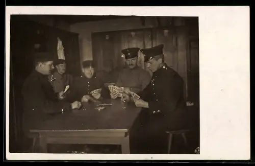 Foto-AK Soldaten sitzen beim Kartenspiel an einem Tisch