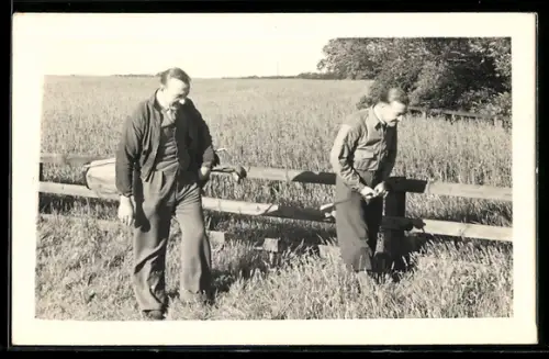 Foto-AK Golf-Spieler auf einem Feld