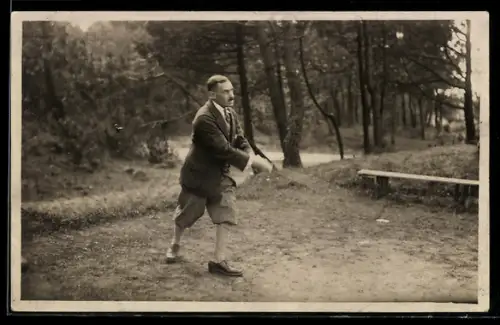 Foto-AK Mann mit Golfschläger nach dem Schuss