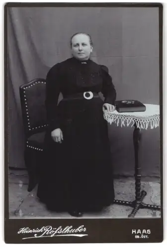 Fotografie Heinrich Rosshuber, Haag, Dame in eleganter Kleidung