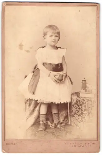 Fotografie Th. Prümm Nachf., Berlin, Unter den Linden 51, Kind in festlicher Kleidung