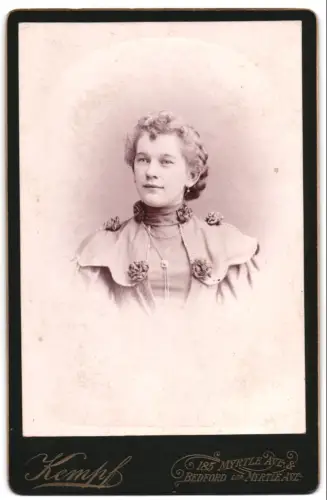 Fotografie Kempf, New York, Bedford cor Myrtle Ave., Porträt einer Dame mit Blumenornamenten