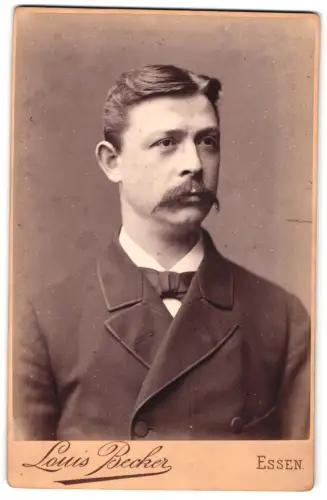 Fotografie Louis Becker, Essen, Fleischmarkt, Porträt eines Herren mit Schnurrbart