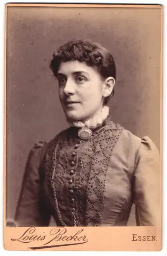 Fotografie Louis Becker, Essen, Fleischmarkt, Porträt einer Frau in eleganter Kleidung