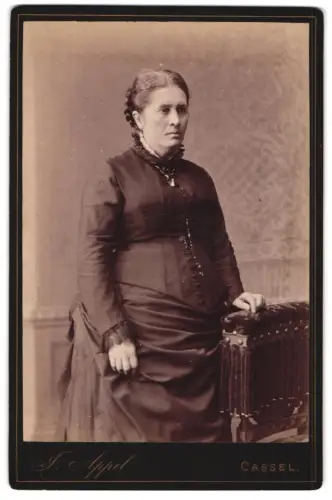 Fotografie J. Appel, Cassel, Grosse Friedrichstrasse 4, Dame in elegantem Kleid