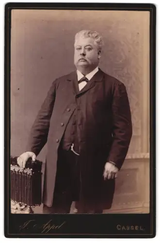 Fotografie J. Appel, Cassel, Grosse Friedrichstr. 4, Herr mit Bart in Anzug
