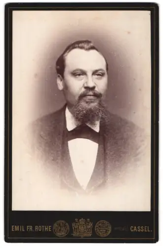 Fotografie Emil Fr. Rothe, Cassel, Porträt eines Mannes mit Bart