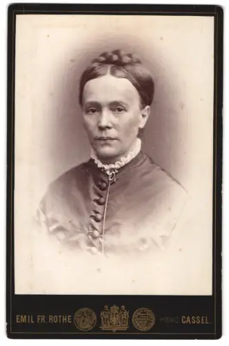 Fotografie Emil Fr. Rothe, Cassel, Frau in elegantem Kleid