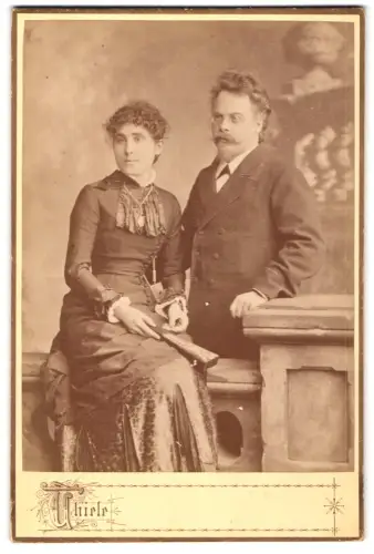 Fotografie Hugo Thiele, Frankfurt am Main, Kaiserstrasse 29, Elegantes Paar im Atelier