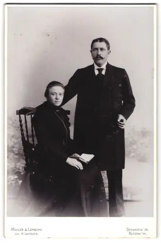 Fotografie Müller & Lemcke, Schwerin i. Mm, Schmiedestr. 18, Porträt eines Paares