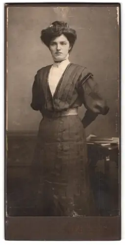 Fotografie Gebr. Müller, Altona, Schulterblatt 55, Porträt einer Dame im eleganten Kleid