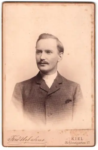 Fotografie Ferd. Urbahns, Kiel, Schlossgarten 17, Porträt eines eleganten Herrn