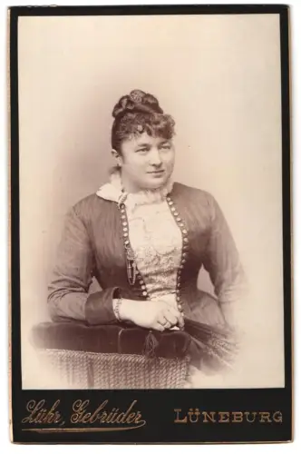 Fotografie Lühr Gebrüder, Lüneburg, Dame mit elegantem Kleid