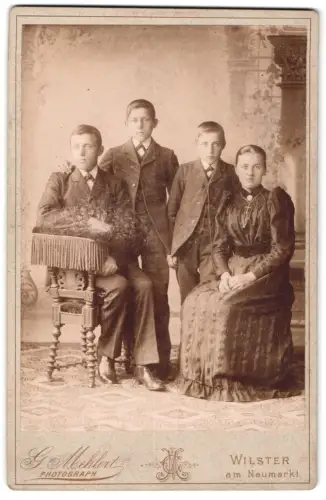 Fotografie G. Mehlert, Wilster, am Neumarkt, Familienportrait mit vier Personen