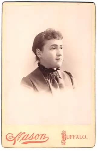 Fotografie Nason, Buffalo, Main Street 403, Porträt einer Frau mit Spitzenkragen