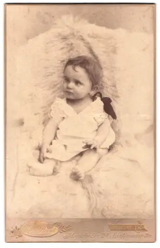 Fotografie Georg Rogge, Berlin, Magazin Strasse 12a, Kleinkind auf Fell
