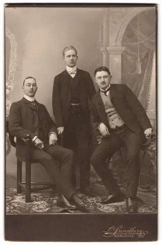 Fotografie O. Sundberg, Borlänge, Gruppenporträt dreier Männer in Anzügen
