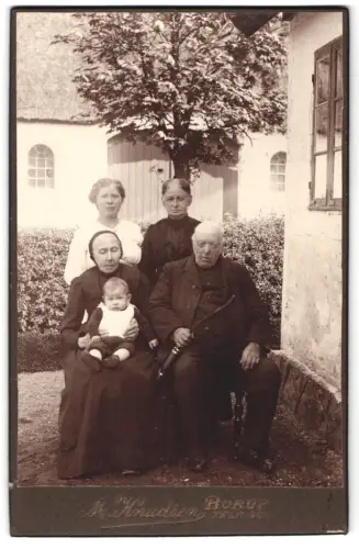 Fotografie M. Knudsen, Borup, Familie im Garten vor einem Haus