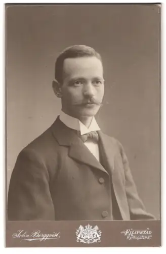 Fotografie John Bergqvist, Filipstad, Kyrkogatan 6, Porträt eines Mannes mit elegantem Schnurrbart