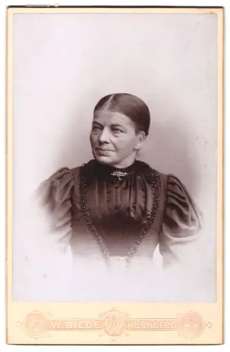 Fotografie W. Biede, Nürnberg, Frauenthorgraben 37, Porträt einer älteren Frau